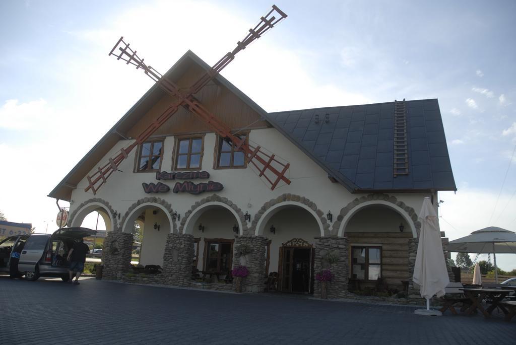 Karczma We Mlynie Hotel Tuszyn Exterior foto