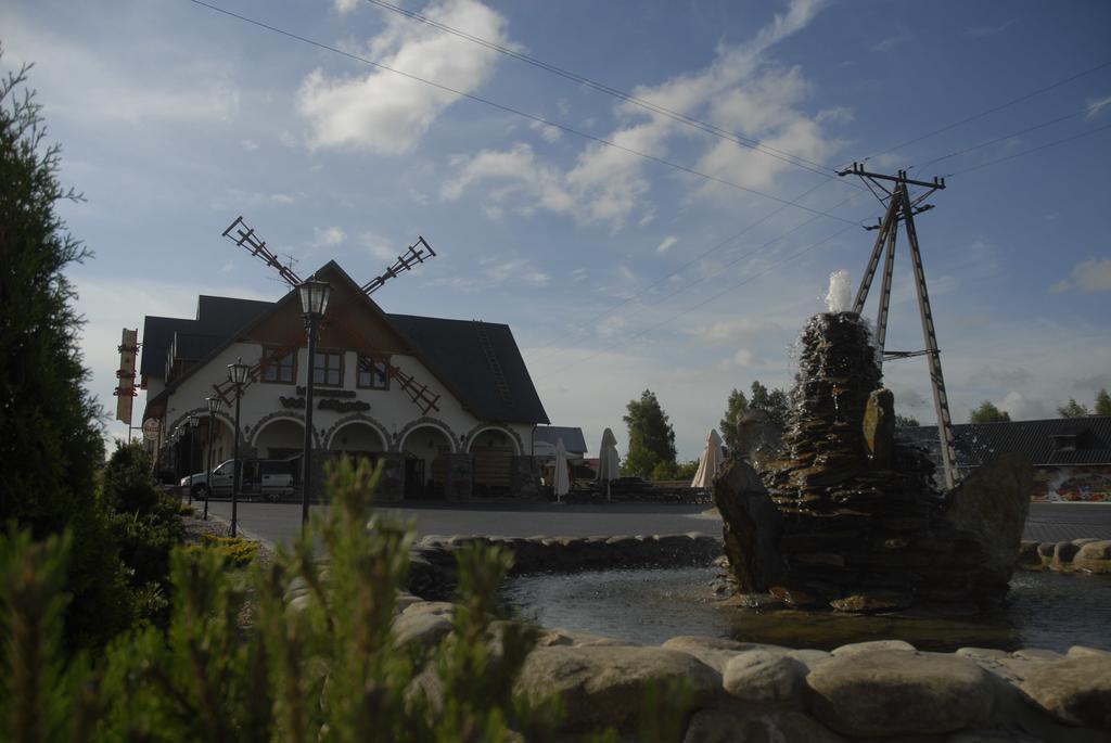 Karczma We Mlynie Hotel Tuszyn Exterior foto